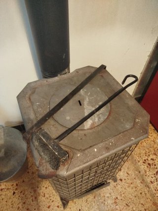 Estufa de leña metálica con tubo