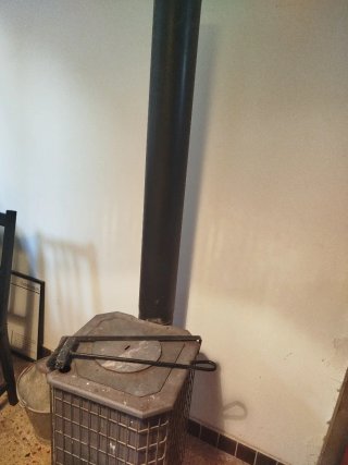Estufa de leña metálica con tubo