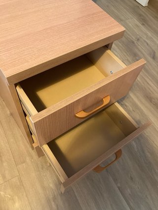 Cajonera de madera con cajones