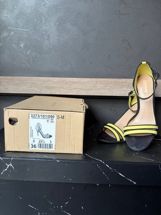 Sandali Zara bicolore nero e giallo