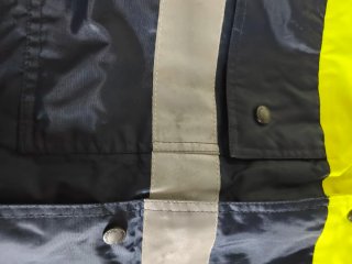 Anorak reflectante azul y amarillo