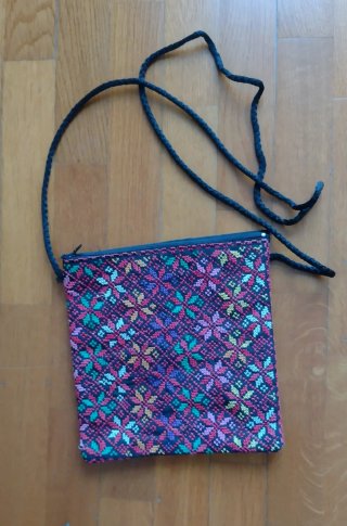 Bolso tejido multicolor con correa
