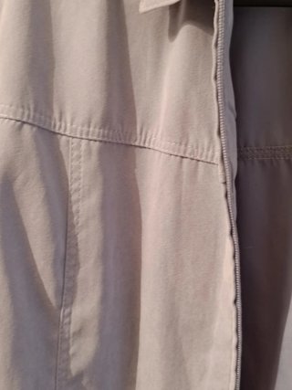 Sobre camisa azul clarito grisáceo de "ante"