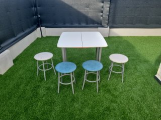 Mesa de cocina con cajon más 4 banquetas.