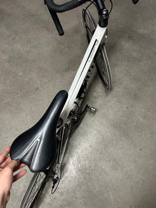 Bicicleta de carretera Giant blanca