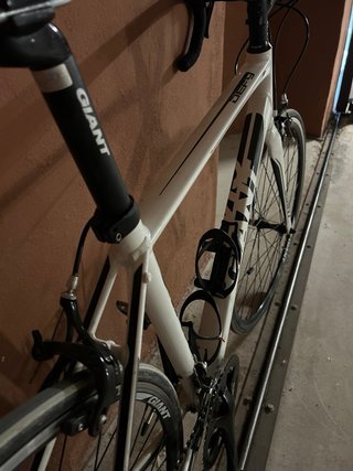 Bicicleta de carretera Giant blanca
