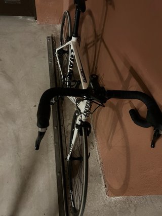 Bicicleta de carretera Giant blanca