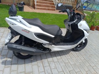 Daelim Scooter Blanca y Negra Automática