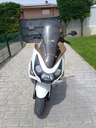 Daelim Scooter Blanca y Negra Automática