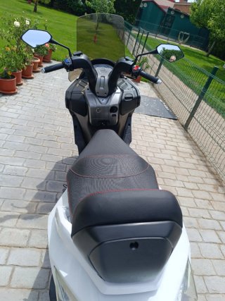 Daelim Scooter Blanca y Negra Automática