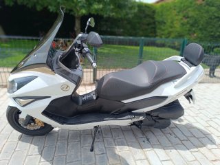 Daelim Scooter Blanca y Negra Automática