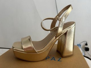 Tacones dorados plataforma y tacón grueso
