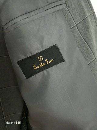 Traje de cuadros gris impecable