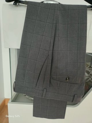 Traje de cuadros gris impecable