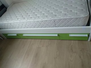 Cama con cajones blanca y verde