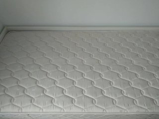 Cama con cajones blanca y verde