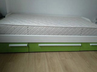 Cama con cajones blanca y verde