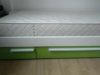 Cama con cajones blanca y verde