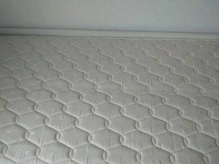 Cama con cajones blanca y verde