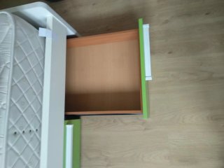 Cama con cajones blanca y verde