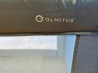 Cuna de viaje gris con funda y colchón