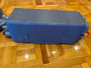 Cuna de viaje gris con funda y colchón