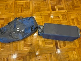 Cuna de viaje gris con funda y colchón