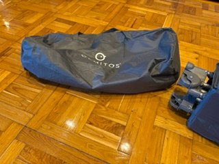 Cuna de viaje gris con funda y colchón