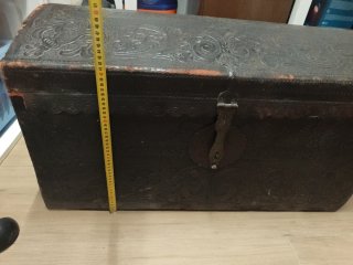 Baúl antiguo de cuero con relieve