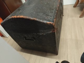 Baúl antiguo de cuero con relieve