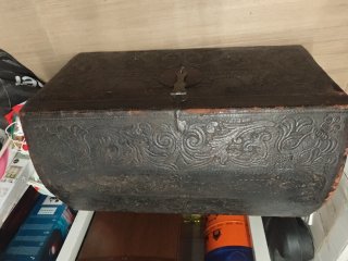 Baúl antiguo de cuero con relieve