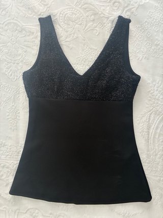 Top Negro Brillante V-Neck