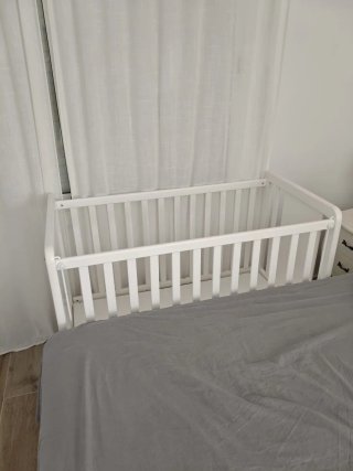 Cuna infantil blanca con estrella