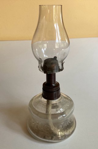 Quinqué de mesa antiguo CHIQUITÍN
