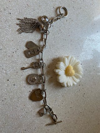 Pulsera Michael Kors con dijes, rodio