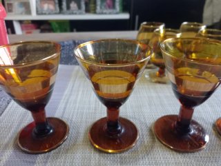 Juego de 9 copas de cristal ámbar antiguas