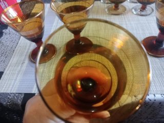 Juego de 9 copas de cristal ámbar antiguas