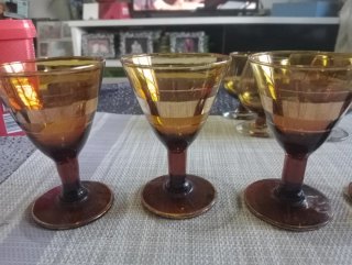 Juego de 9 copas de cristal ámbar antiguas