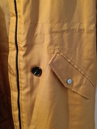 Chaqueta parka color mostaza