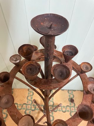 Candelabro antiguo de iglesia