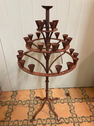 Candelabro antiguo de iglesia
