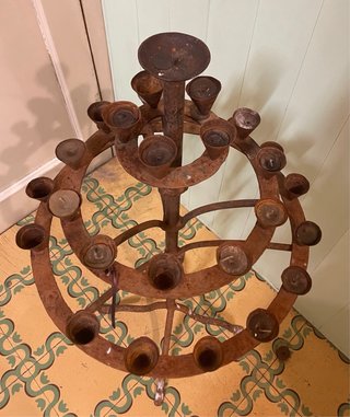 Candelabro antiguo de iglesia