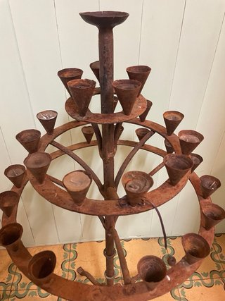 Candelabro antiguo de iglesia