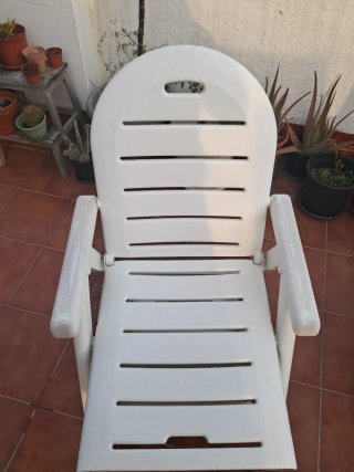 2 Tumbonas de plástico blancas plegables