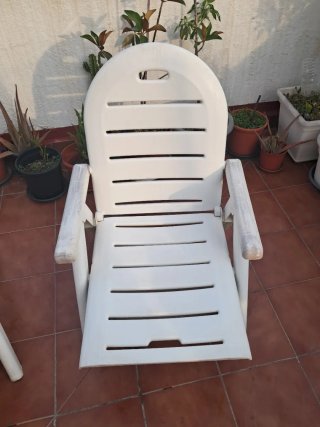 2 Tumbonas de plástico blancas plegables
