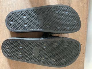 Adidas Korn Adilette IH3753 42 2/3 EU NUEVAS