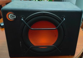 Cajón Subwoofer Grande Negro y Naranja
