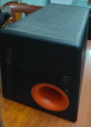 Cajón Subwoofer Grande Negro y Naranja