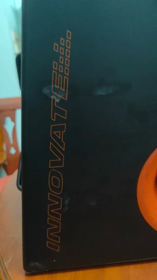 Cajón Subwoofer Grande Negro y Naranja