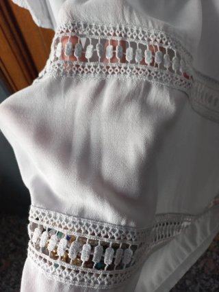 Camisola blanca grisacea mujer